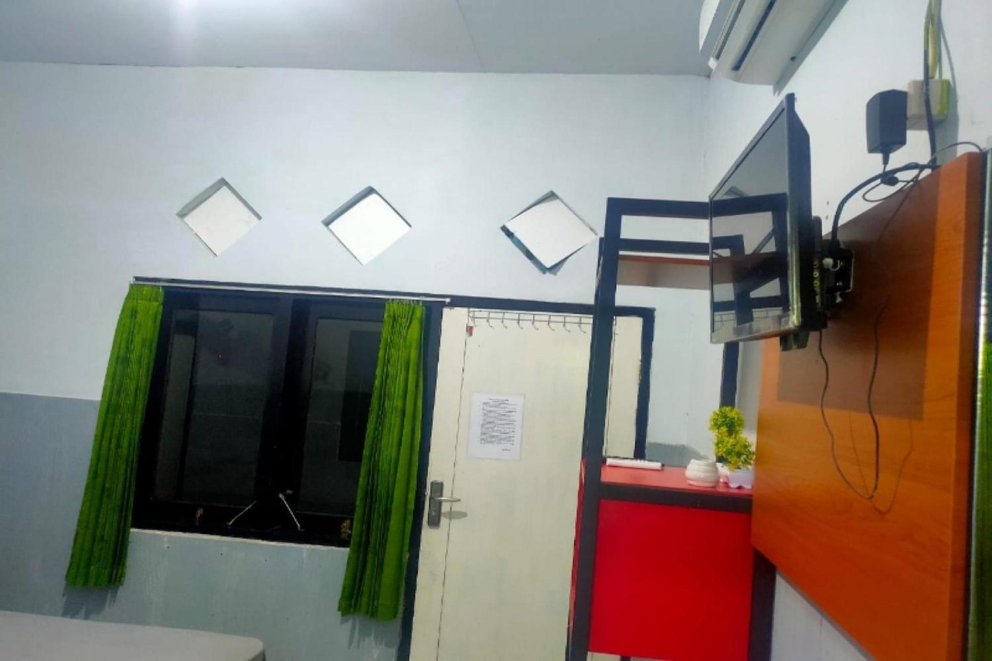 红多兹普拉斯酒店-近苏梅内普广场 Sumenep 外观 照片
